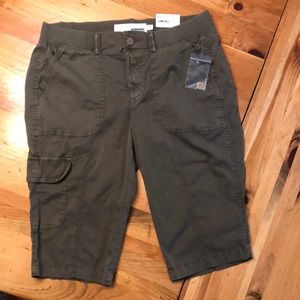 Sonoma capris ultra comfort waist women’s size 8 olive green new with tags